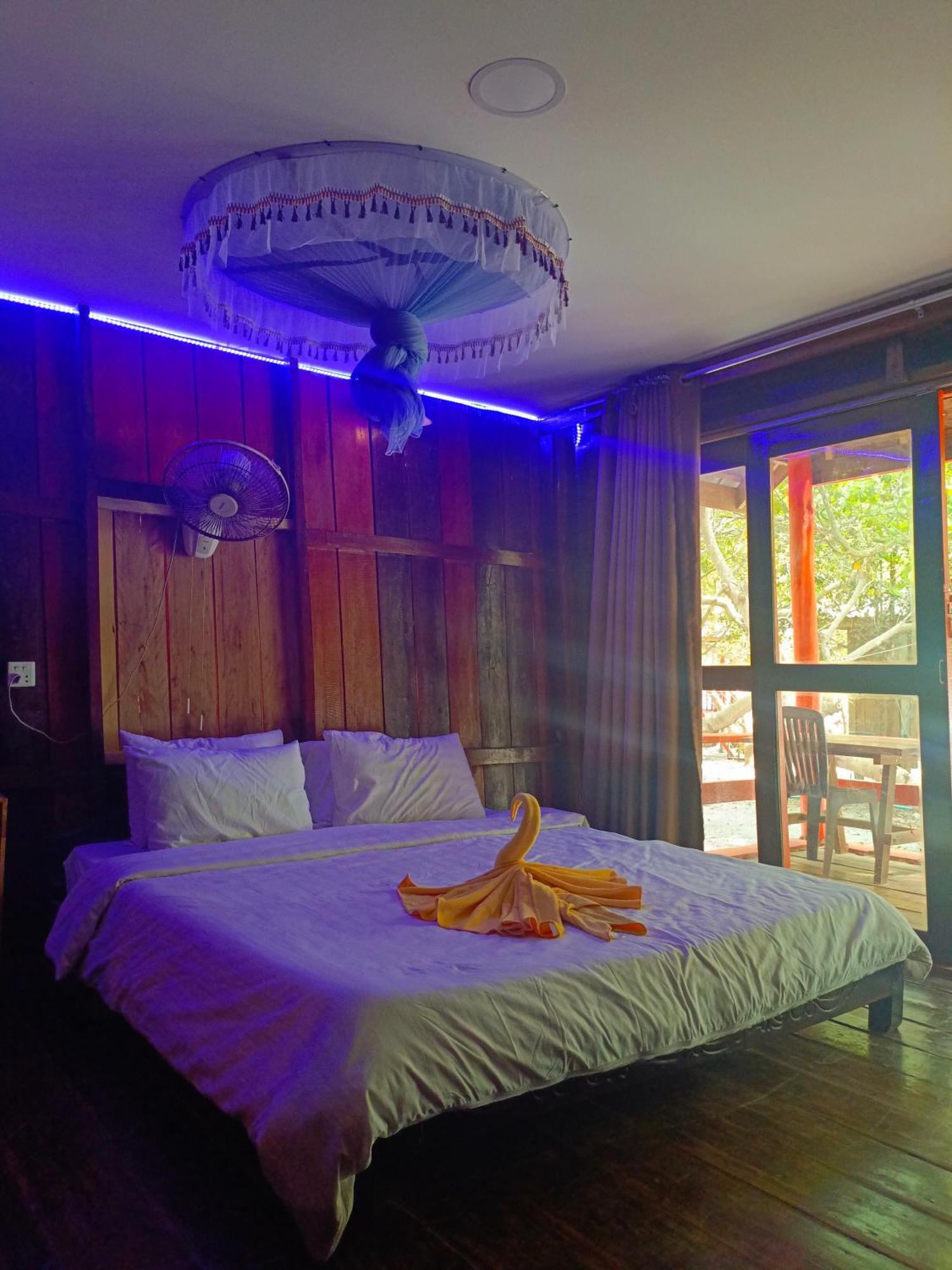 Koh Rong Beach Hostel And Bungalows Kaoh Touch Exterior foto